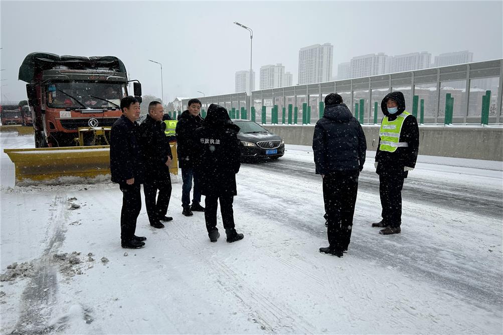 交通實(shí)業(yè)徹夜奮戰(zhàn)，除雪融冰保暢行